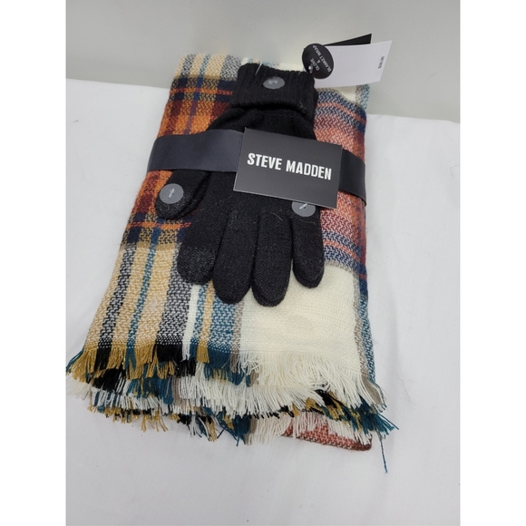Steve Madden Accessories - Steve Madden Gloves & Scarf Set